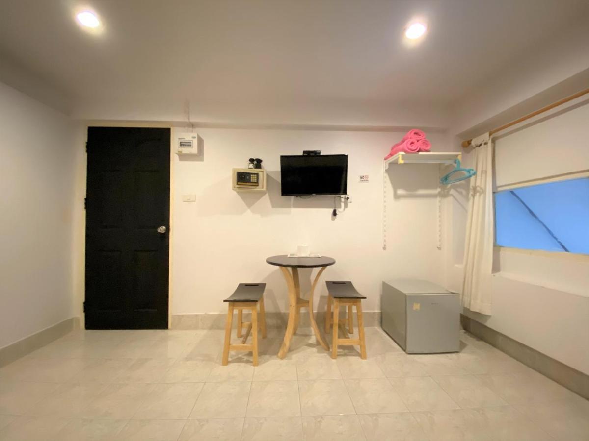 Som Guesthouse Patong Buitenkant foto